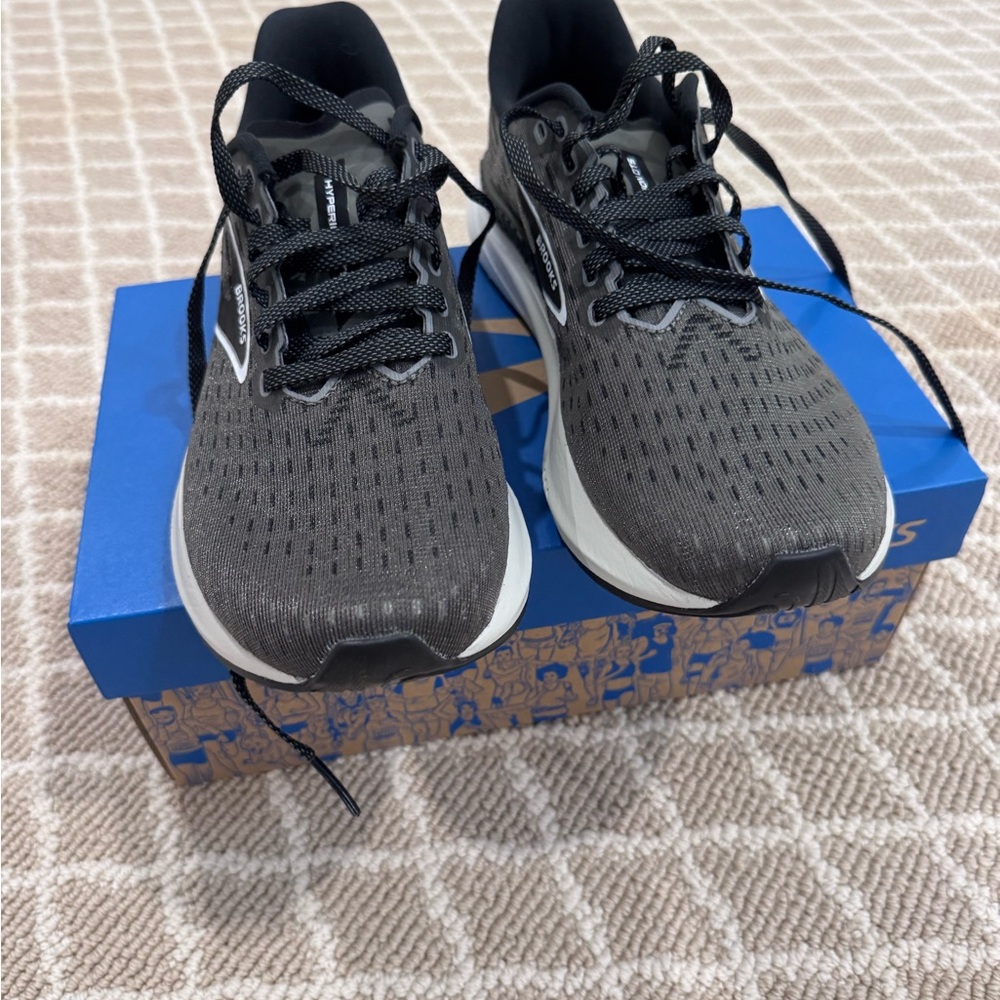 Brooks Hyperion Charcoal and White Running Shoes size 7